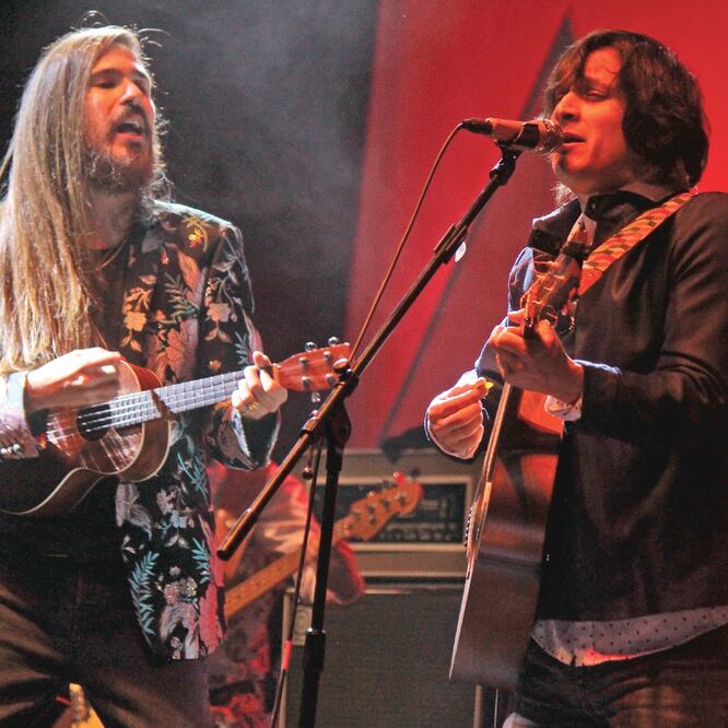 Carlos Sadness cantó con su amigo Siddhartha “Hale bopp”.