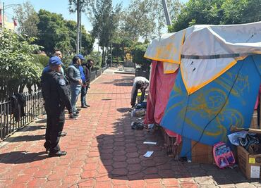 Elementos de seguridad retiran puestos de comercio informal en Coyoacán; buscan recuperar espacios públicos