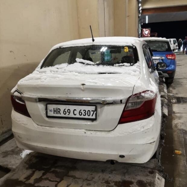 Fuerte nevada bloquea las salidas de un túnel y autos quedan atrapados