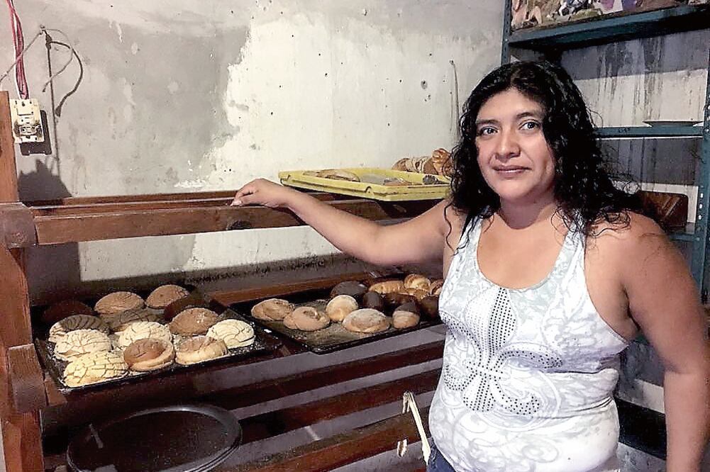 Juana relata que su casa fue la segunda que visitó el presidente Enrique Peña Nieto, quien llegó a La Nopalera acompañado del gobernador de Morelos, Graco Ramírez. Explica que les ofreció sus panes y la comitiva aceptó. (MARIO LANDEROS. EL UNIVERSAL)