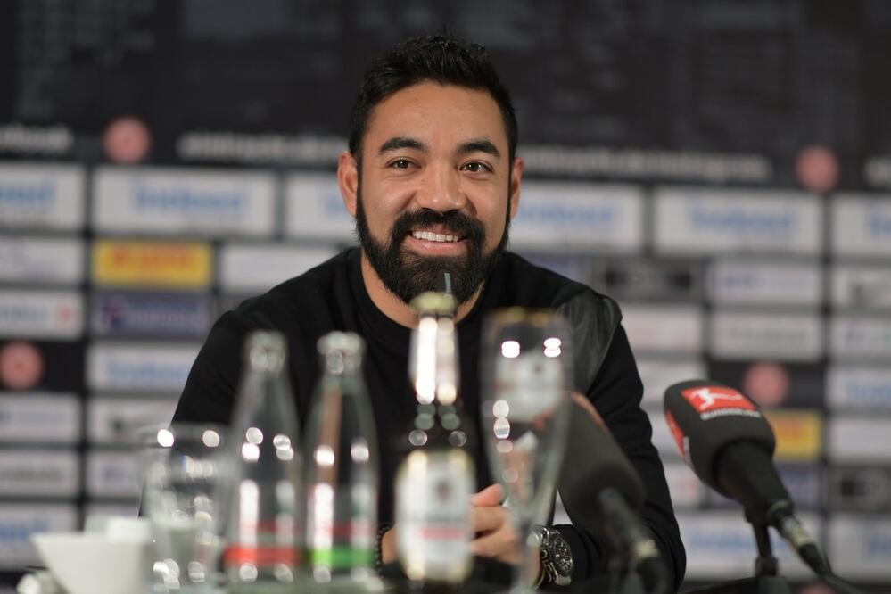 Twitter. El futbolista mexicano durante una conferencia de prensa del Eintracht Frankfurt