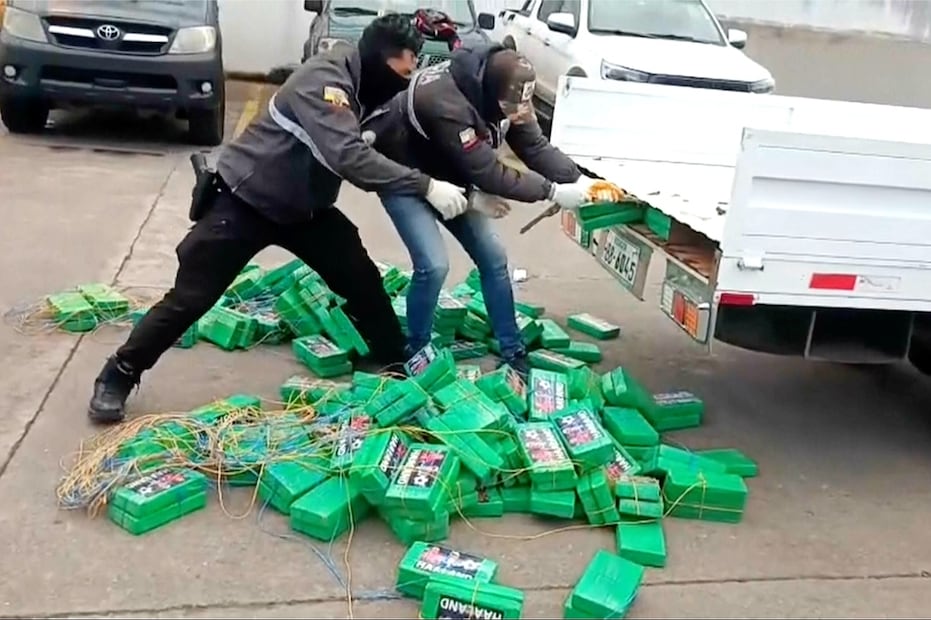La policía de Ecuador saca paquetes de cocaína de un camión, en Carchi, en la frontera con Colombia. FOTO: AP