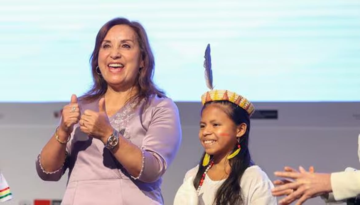La presidenta de Perú, Dina Boluarte, con un Rolex, en un evento oficial. FOTO: PRESIDENCIA DE PERÚ