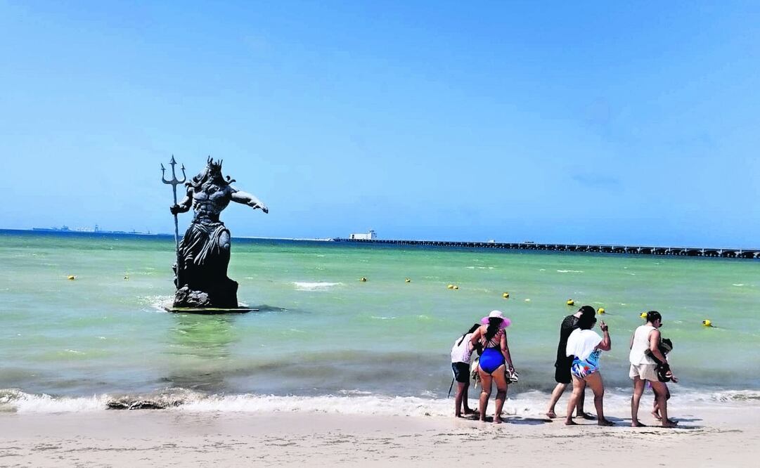 La instalación de una estatua de Poseidón, dios griego de los mares, en aguas de este puerto ha desatado una ola de polémica. Foto: de YAZMÍN RODRÍGUEZ