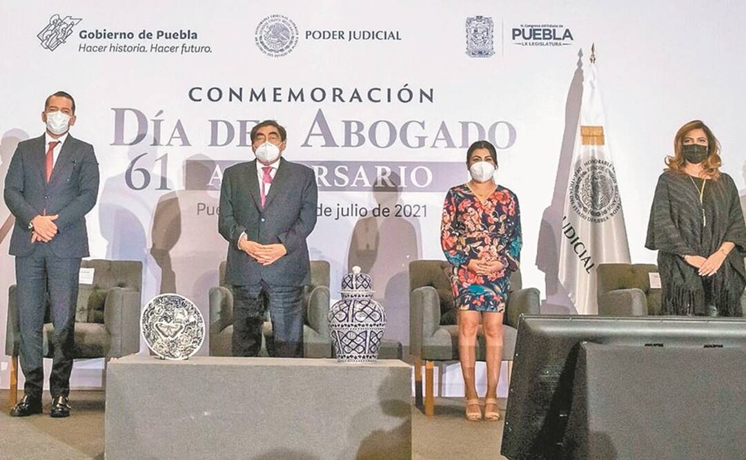 El presidente del Tribunal Superior de Justicia, Héctor Sánchez; el gobernador Miguel Barbosa y la coordinadora Política del Congreso local, Nora Merino, en la ceremonia por el Día del Abogado. Foto: ESPECIAL