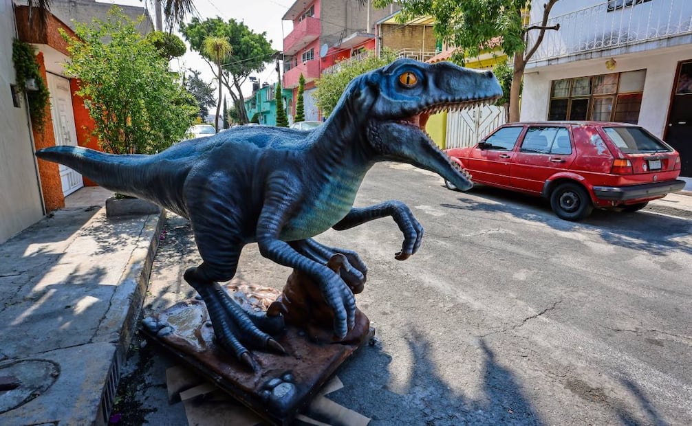 Los dinosaurios son para clientes de una empresa privada que trabaja con otras dependencias dedicadas al montaje de escenarios. Foto: Luis Camacho / EL UNIVERSAL