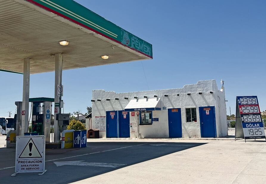 La única gasolinería del poblado, que tiene unos 2 mil habitantes, suspendió actividades por tiempo indefinido debido a la violencia. Foto: Aimeé Melo/ EL UNIVERSAL