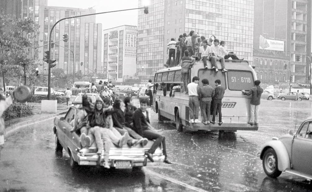 Festejos del 3 de junio, jóvenes trepándose a los toldos a pesar de la lluvia. Unos 2 mil aficionados se reunieron en el Zócalo Capitalino; por miedo a un descontrol, Palacio Nacional bloqueó todos sus accesos. Foto: Archivo EL UNIVERSAL.