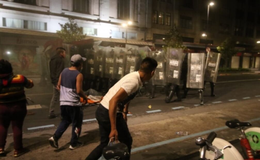 Se enfrentan policías con comerciantes ambulantes de la comunidad Triqui, en el Zócalo