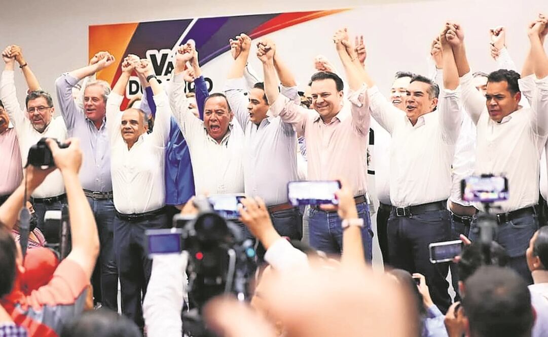 Priistas, panistas y perredistas celebran con Esteban Villegas la ventaja que le otorgan las encuestas de salida en el estado de Durango. Foto: Especial.