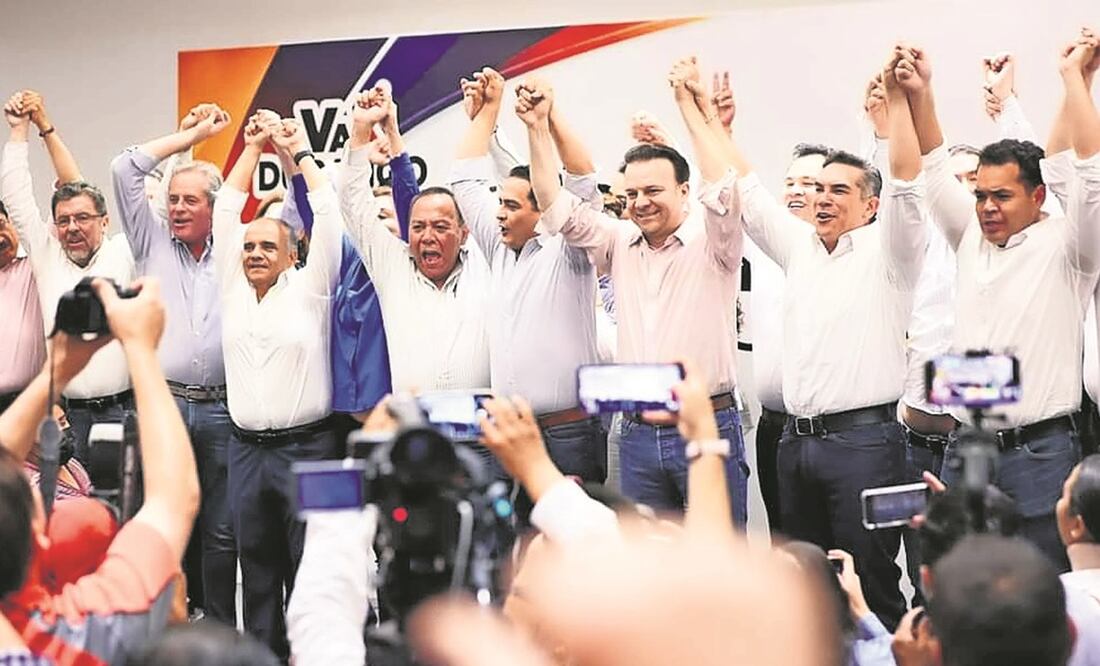 Priistas, panistas y perredistas celebran con Esteban Villegas la ventaja que le otorgan las encuestas de salida en el estado de Durango. Foto: Especial.