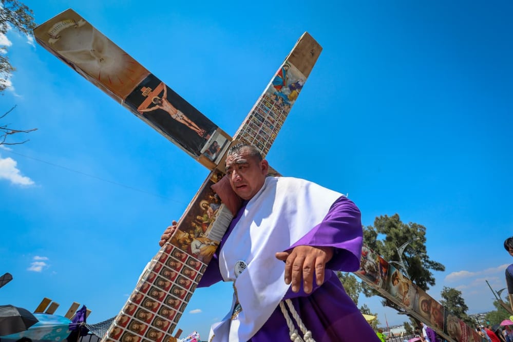 Viacrucis en Iztapalapa: Desde hace 20 años, Eduardo no ha dejado de cargar la cruz. (Foto: Luis Camacho/ EL UNIVERSAL)