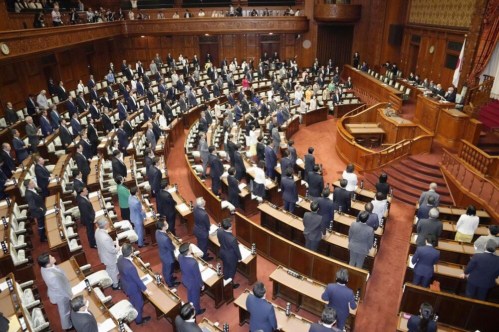 Los legisladores japoneses se ponen de pie mientras aprueban una ley penal enmendada en la Cámara Alta de Tokio el viernes 16 de junio de 2023. Foto: AP