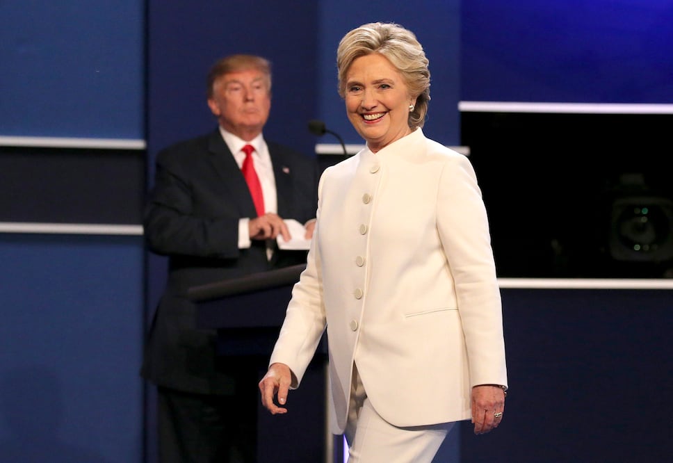 La candidata presidencial demócrata Hillary Clinton se acerca a saludar a la gente, tras el debate de anoche en Las Vegas. Atrás, el republicano Donald Trump (JULIO CORTEZ. AP)