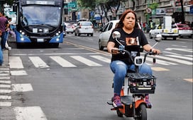 Proponen distintivo para scooters eléctricos de menos de 25 km en CDMX; buscan incluirlos en la Ley de Movilidad
