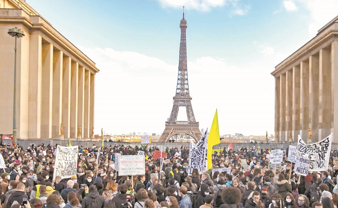 Cientos de manifestantes, incluyendo algunos Chalecos Amarillos, se reunieron en la Place du Trocadero, cerca de la Torre Eiffel, en París, para protestar por la controvertida ley de seguridad global. Foto: Ian Langsdon. EFE