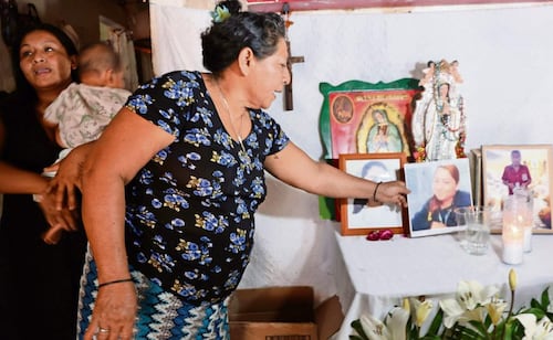 La madre de Diana Gómez acomoda una foto en un altar, tras la muerte de su hija en el incendio de Dos Bocas. Foto: Valente Rosas / EL UNIVERSAL