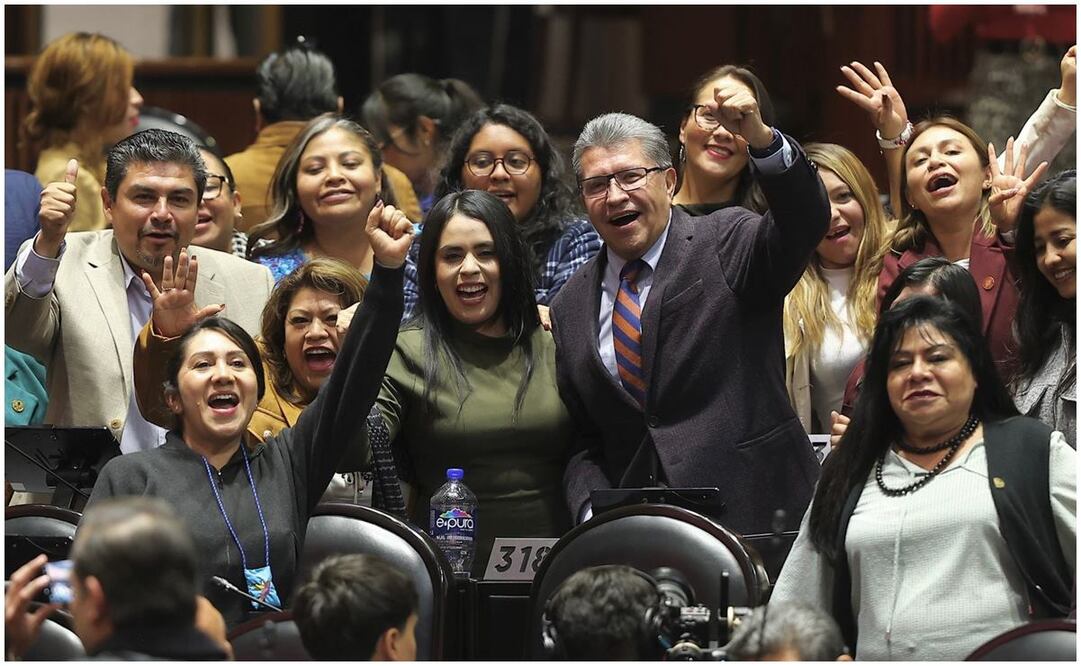 David Monreal festeja con morenistas en Diputados. Foto: Berenice Fregoso/EL UNIVERSAL
