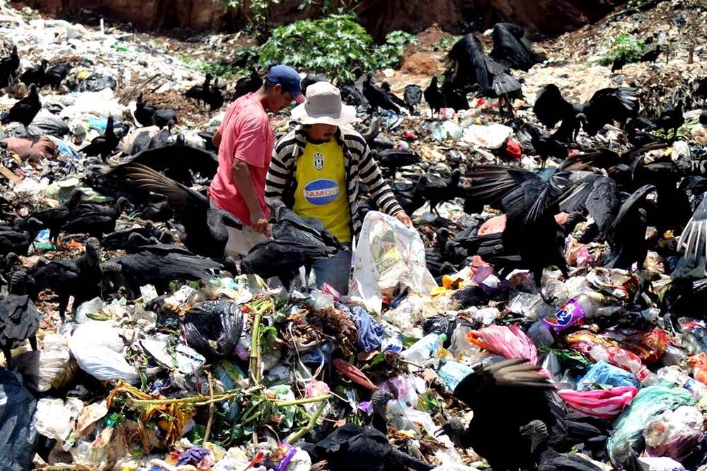 Migrantes guatemaltecos  y pepenadores comentaron al sacerdote que la mayoría obtiene diario unos 40 pesos  en jornadas laborales de hasta 11 horas. Foto Archivo/EL UNIVERSAL
