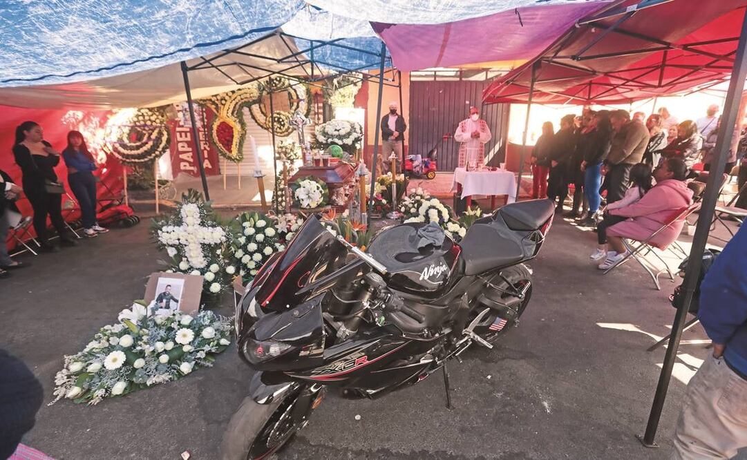 Familiares y amigos de Brayan Tonatiuh velaron ayer su cuerpo frente a su domicilio en la colonia Ruiz Cortines de la alcaldía de Coyoacán. Exigen justicia por la muerte del hombre acusado de robo de autopartes. 