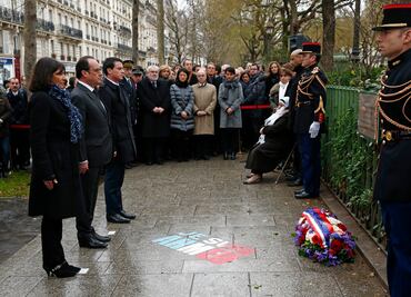 Hollande homenajea a víctimas de Charlie Hebdo