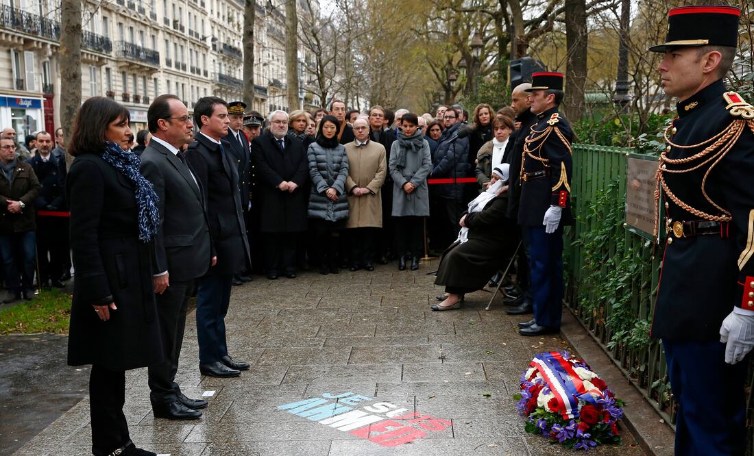 Las familias de las víctimas se unieron a Hollande y a otros mandatarios cerca del edificio en el que el personal de Charlie Hebdo celebraba una reunión editorial el pasado 7 de enero de 2015 (AP)
