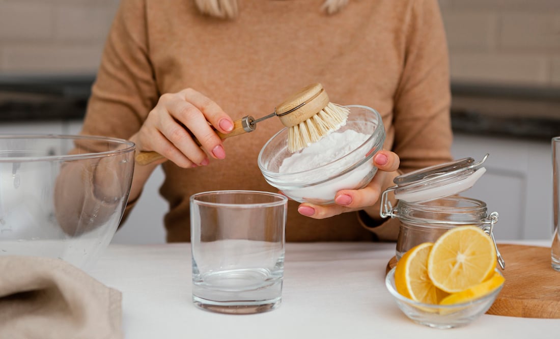 El bicarbonato de sodio y el agua oxigenada son aliados comunes en el hogar por sus propiedades antibacterianas. Foto: Freepik