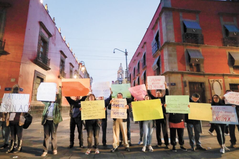 Un pequeño grupo de extrabajadores de Notimex se manifestó ayer por la mañana a las afueras de Palacio Nacional para pedir la intervención del Presidente. Foto/IVÁN STEPHENS. EL UNIVERSAL