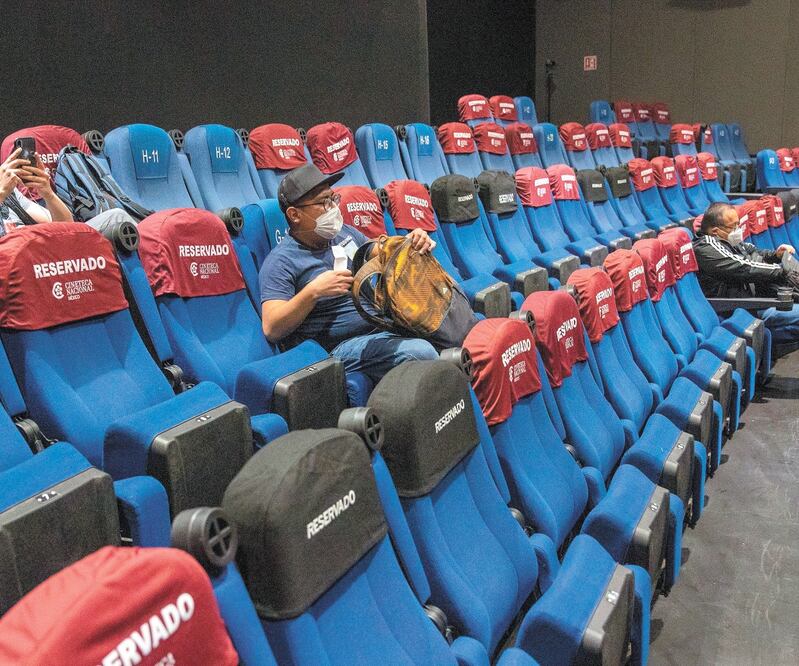 Del 1 al 7 de marzo, ya con los cines abiertos en ambas entidades, se contabilizaron 400 mil boletos vendidos. Foto: EFE.