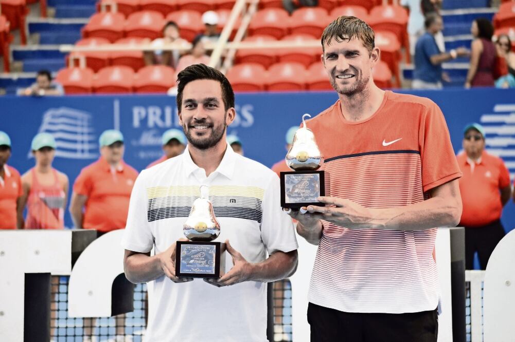 Los doblistas Treat Huey y Max Mirnyi, con sus trof (DASSAEV TÉLLEZ. EL UNIVERSAL)