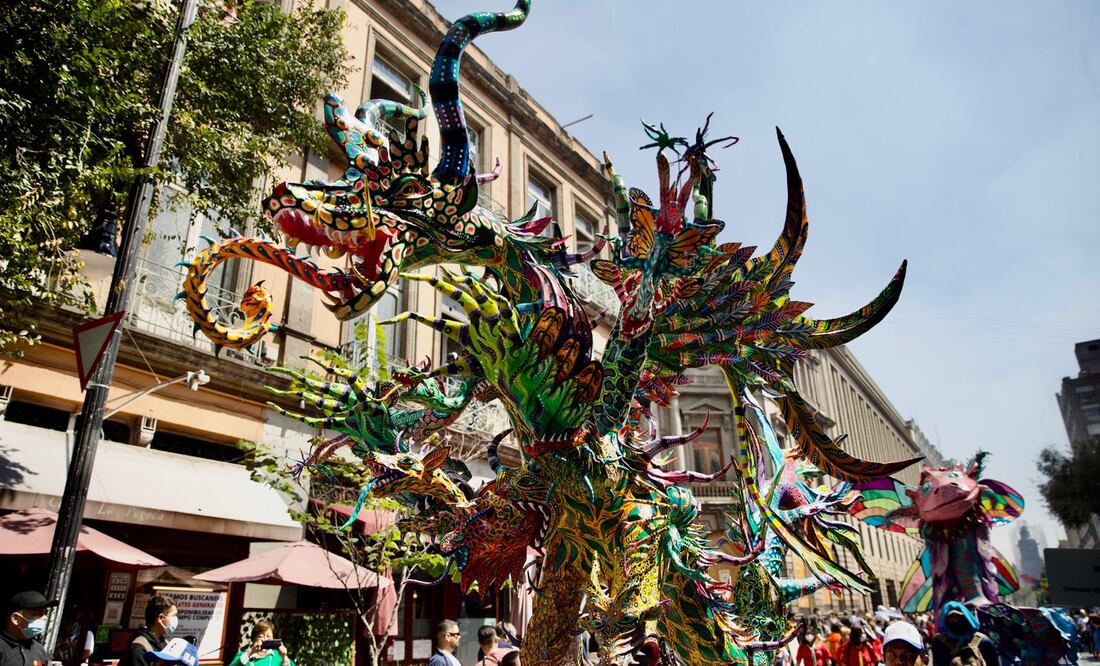 "Están muy bonitos", dicen familias en Desfile de Alebrijes. Foto: Germán Espinosa / EL UNIVERSAL