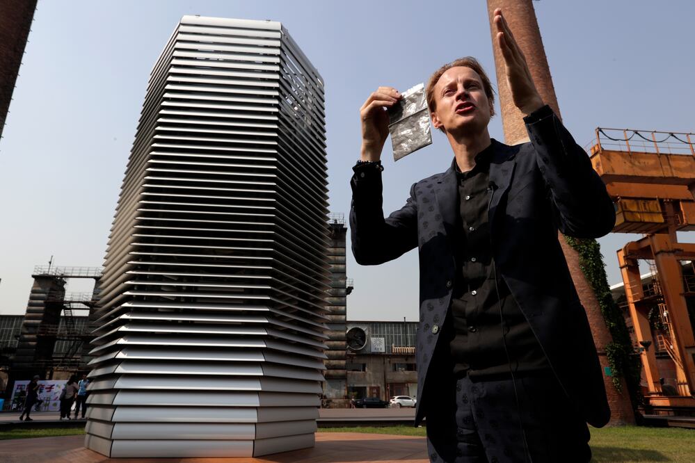 El artista holandés Daan Roosegaarde al lado de su proyecto "Torre Exenta de Contaminación" en Beijing (Foto: AP)