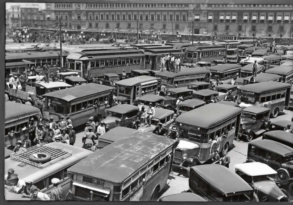 Tranvías y camiones en la Plaza de la Constitución, en 1930. Los tranvías llegaron al país en 1857, pero hacia 1920 empezaron a ser desplazados por los camiones porque estos eran más veloces. Cortesía SINAFO/INAH