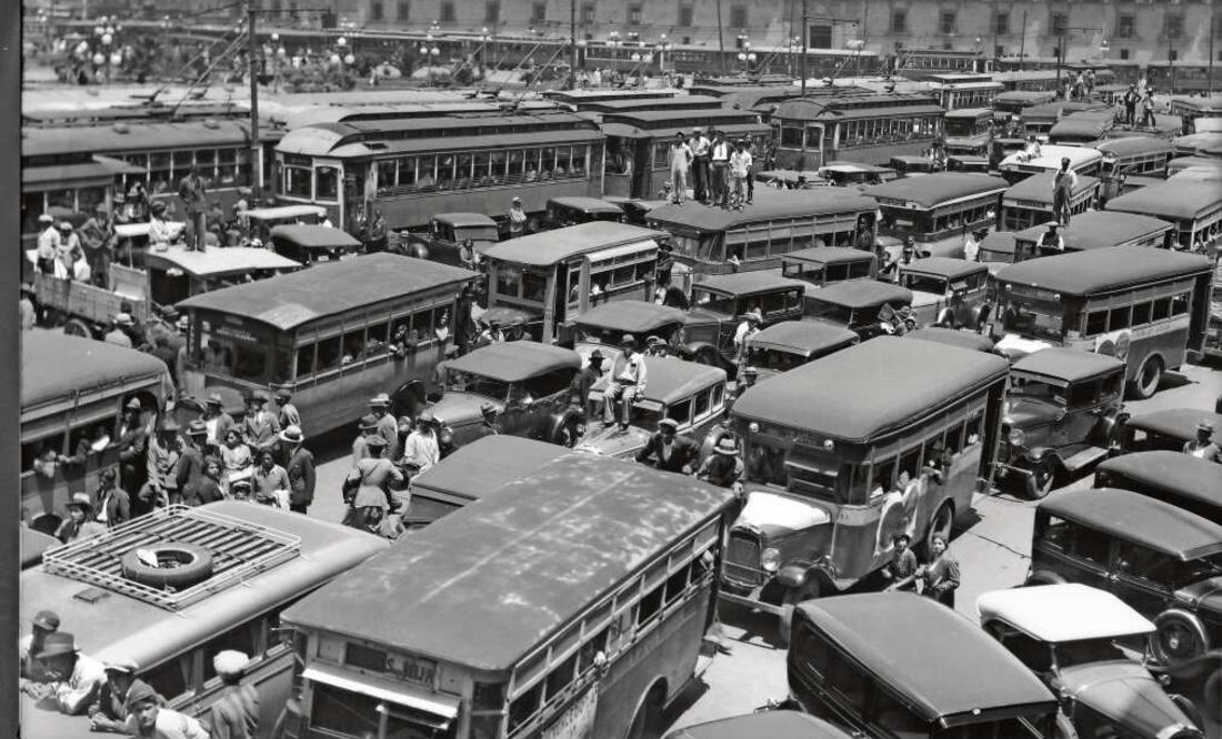 Tranvías y camiones en la Plaza de la Constitución, en 1930. Los tranvías llegaron al país en 1857, pero hacia 1920 empezaron a ser desplazados por los camiones porque estos eran más veloces. Cortesía SINAFO/INAH