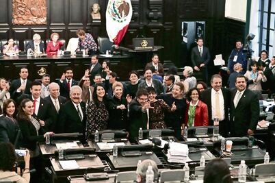 Crónica. Entre "selfies" y abrazos, festejan constituyentes