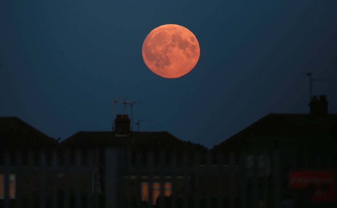 La noche de este domingo 27 de septiembre, la Luna lucirá entre un 15% más grande y 30% más iluminada de lo habitual, al posicionarse más cerca de la Tierra, y se teñirá de un tono rojizo debido al eclipse total de este satélite. Así se vio en Lancaster, Reino Unido (Foto: Xinhua)