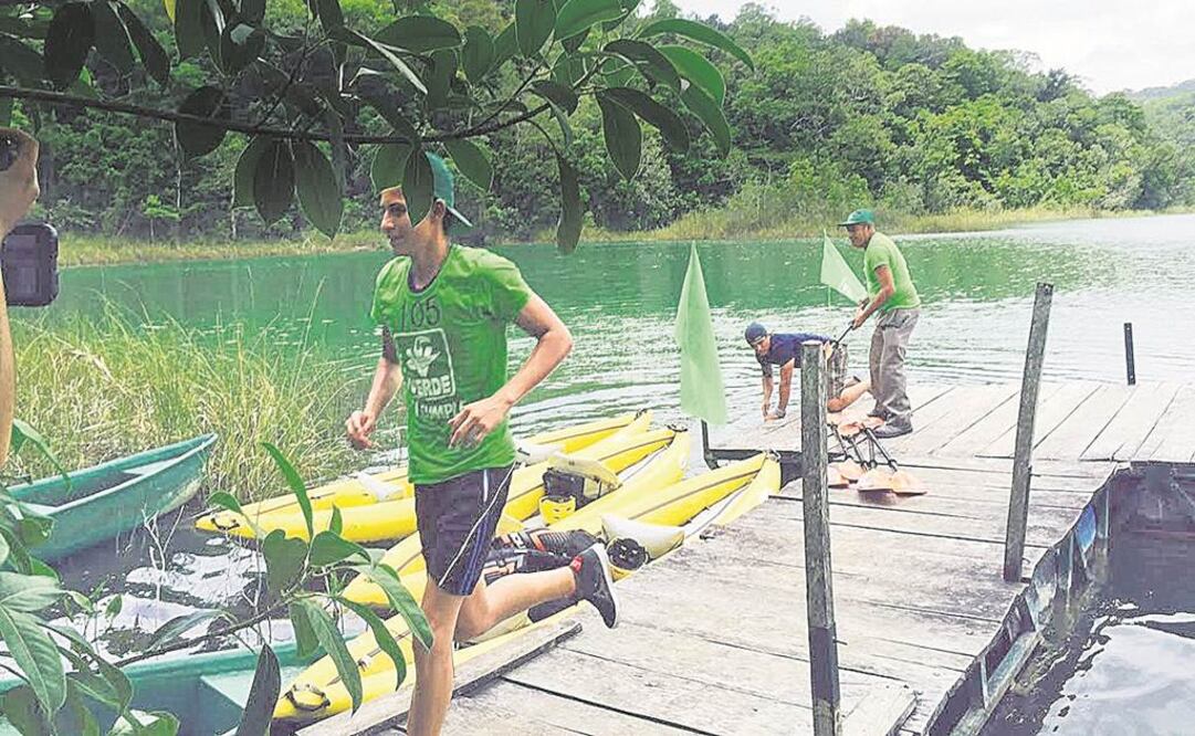 El minitriatlón consistió en recorrer en bicicleta tres kilómetros, un kilómetro en kayak y tres kilómetros en un sendero de selva