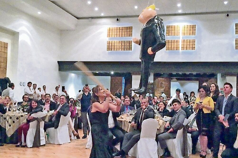 Beatriz Mojica, secretaria general del PRD, afirma que en México es tradición romper piñatas con la imagen de personajes malévolos, como Donald Trump. (TOMADA DE VIDEO)