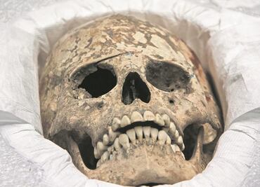 Limpian huesos de fallecidos como gesto de "amor"