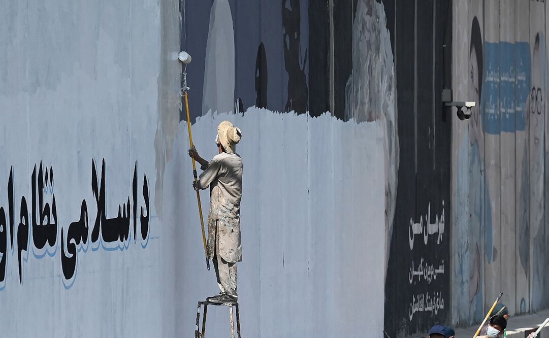 Tras la toma de Kabul, se han pintado los murales artísticos y sustituido con eslóganes de propaganda en el esfuerzo talibán para reimponer su visión austera de la sociedad. Foto: Aamir QURESHI / AFP