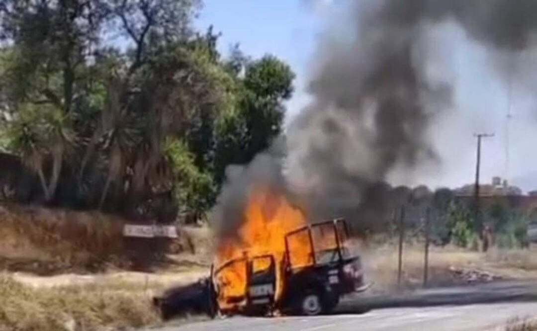 Grupos huachicoleros incendian patrulla y provocan el cierre de la carretera en carretera México–Tuxpan en Hidalgo (21/05/2025). Foto: Especial