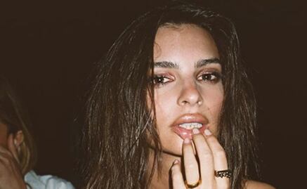 Emily Ratajkowski casi destapa su seno en sexy foto