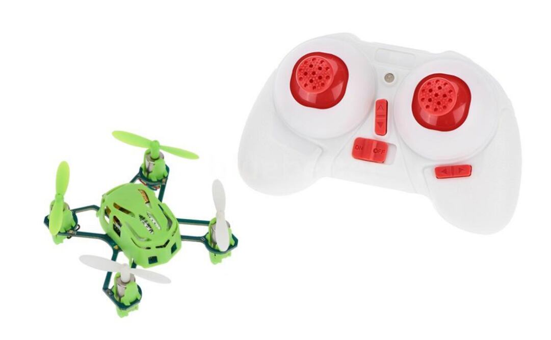 La recomendación del experto es iniciar con un dron pequeño, que pueda resistir caídas y así aprender cómo acelerar, girar, y mantener el dispositivo en diferentes alturas y aterrizar