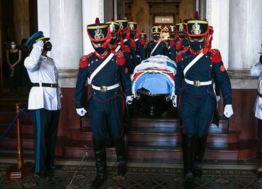 Trasladan cuerpo de expresidente Carlos Menem a cementerio islámico de Buenos Aires