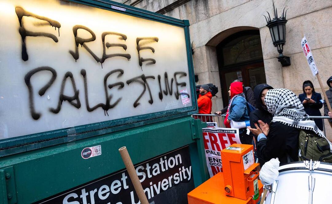 Manifestantes palestinos realizan una pequeña manifestación frente a la Universidad de Columbia el 24 de abril de 2024 en la ciudad de Nueva York. Foto: AFP