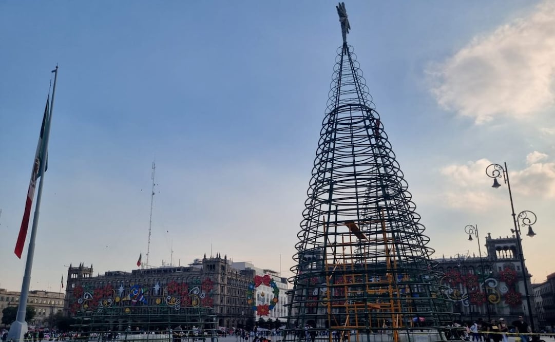 Alistan preparativos para actividades navideñas en el Zócalo. Foto: Frida Sánchez