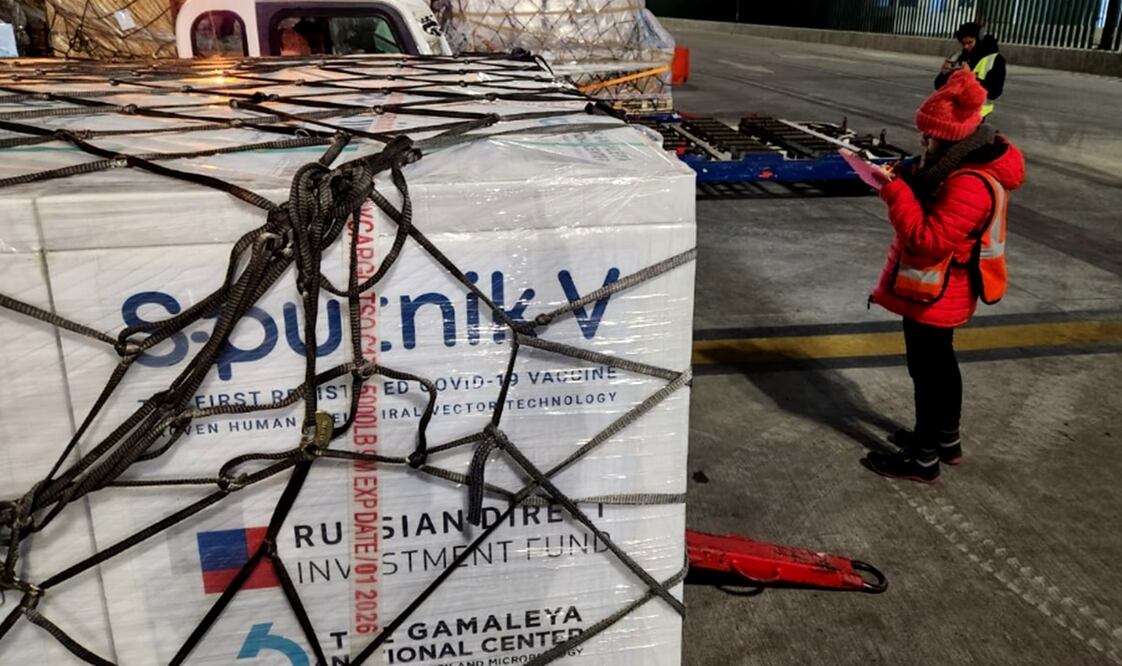 La Secretaría de Salud informó que esta mañana llegaron al país, 592 mil dosis de la vacuna Sputnik V, contra Covid-19, al Aeropuerto Internacional Felipe Ángeles, en el Estado de México. Foto: especial