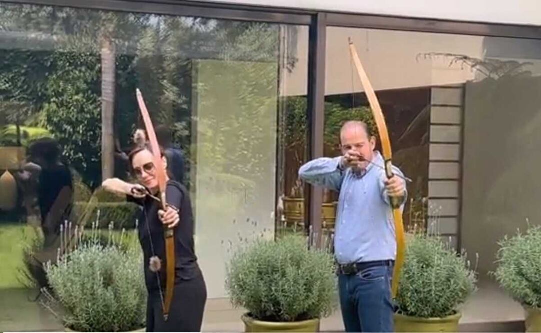 El líder panista y la "corcholata" blanquiazul mostraron sus habilidades en el tiro con arco. Foto: captura de pantalla