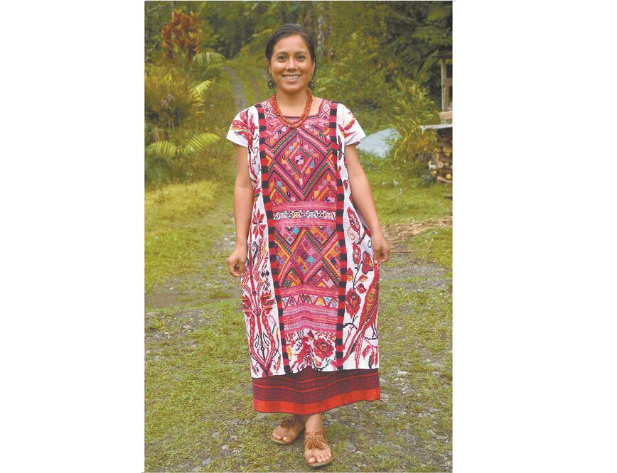 El huipil tradicional consiste en tres lienzos blancos, sobre los cuales se bordan figuras iconográficas que se unen a través del tejido, el cual llaman coralillo. Foto/JUAN Carlos ZAVALA. EL UNIVERSAL
