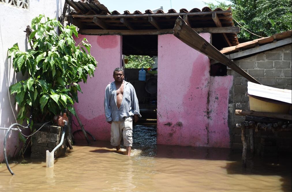 Las fuertes lluvias y vientos del huracán “Max”, convertido en depresión tropical en territorio de Oaxaca, a 200 kilómetros de Acapulco, causaron la muerte de una persona, la inundación de mil 313 viviendas y cuatro colapsadas; así como 773 damnificados y cinco pueblos incomunicados.